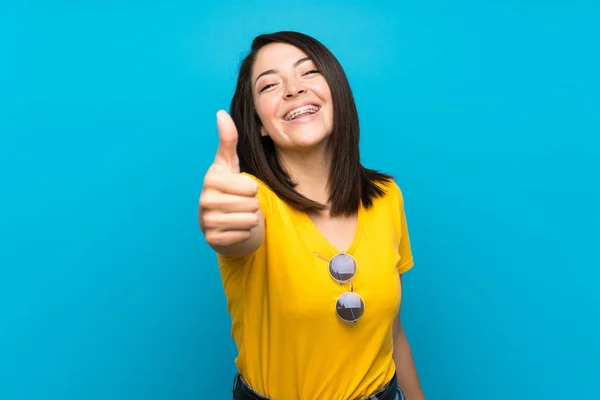 Jovem Mexicana Sobre Fundo Azul Isolado Com Polegares Para Cima — Fotografia de Stock