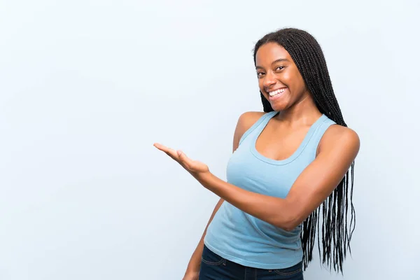 African American Tiener Meisje Met Lang Gevlochten Haar Geïsoleerde Blauwe — Stockfoto