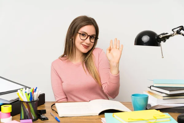 Adolescente Estudiante Chica Habitación Saludando Con Mano Con Feliz Expresión — Foto de Stock