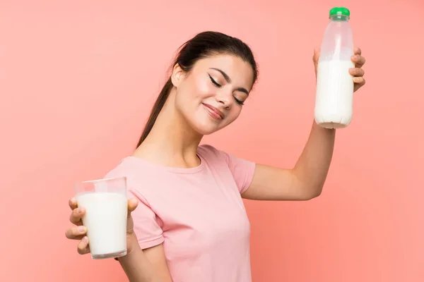 Feliz Adolescente Chica Sobre Aislado Rosa Pared Teniendo Desayuno Leche — Foto de Stock