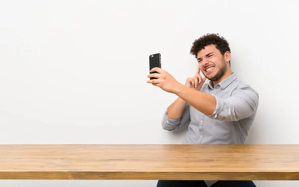 Jovem Com Uma Mesa Fazer Uma Selfie — Fotografia de Stock