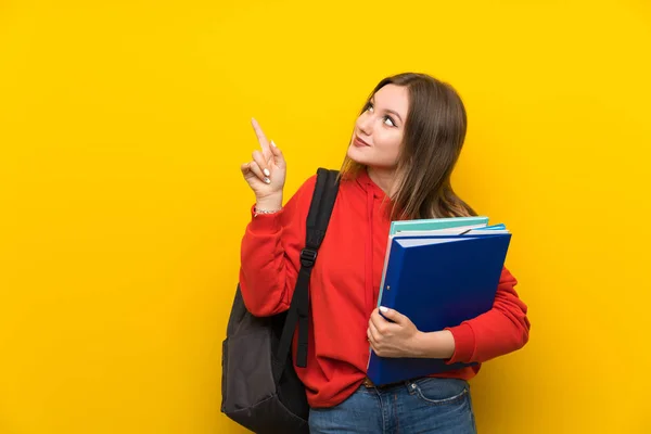 Adolescente Estudante Menina Sobre Fundo Amarelo Apontando Com Dedo Indicador — Fotografia de Stock