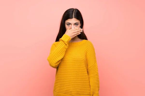 Teenager Mädchen Über Isolierte Rosa Wand Die Mund Mit Händen — Stockfoto