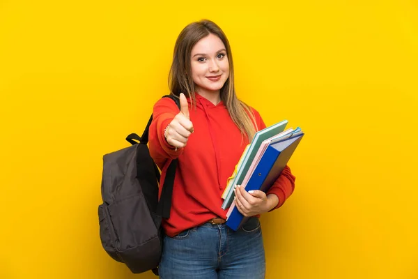 Genç Öğrenci Kız Üzerinde Sarı Arka Plan Veren Bir Thumbs — Stok fotoğraf