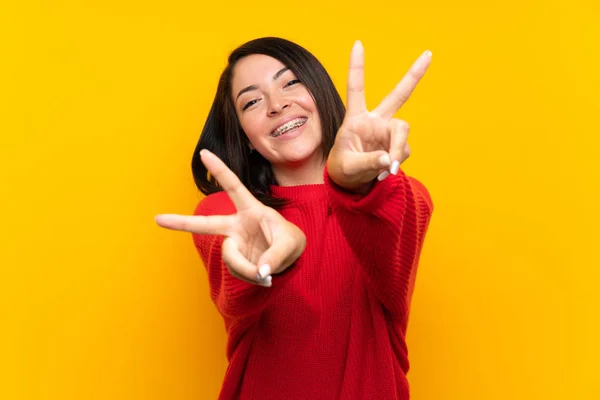 Mujer Mexicana Joven Con Suéter Rojo Sobre Pared Amarilla Sonriendo — Foto de Stock