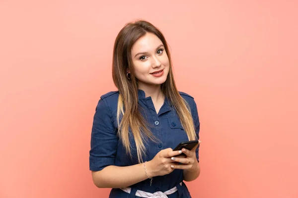 Menina Adolescente Sobre Fundo Rosa Isolado Enviando Uma Mensagem Com — Fotografia de Stock