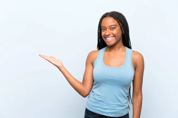 파란색 머리를 아프리카 미국인 소녀는 손바닥에 스페이스 가상의 — 스톡 사진