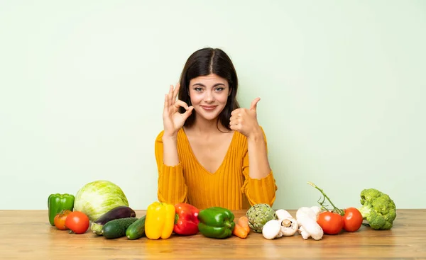 Adolescente Chica Con Muchas Verduras Mostrando Signo Pulgar Hacia Arriba —  Fotos de Stock