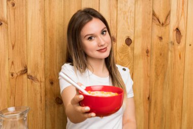 Genç Sarışın kadın kahvaltı