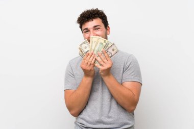 İzole duvar üzerinde kıvırcık saçlı adam çok para alıyor