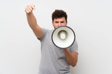 Izole duvar üzerinde kıvırcık saçlı adam bir megafon ile bağırıyor