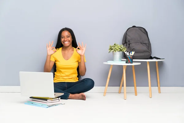 Afro Americano Adolescente Estudante Menina Com Longo Trançado Cabelo Sentado — Fotografia de Stock