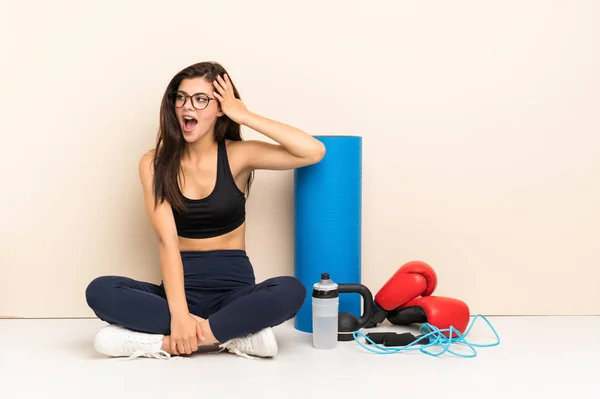 Adolescente Sportive Assise Sur Sol Avec Des Lunettes Surprise — Photo