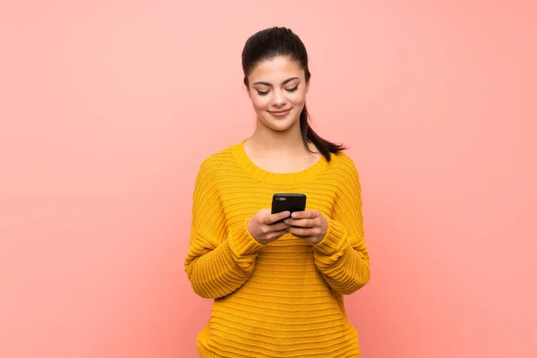 Tinédzser Lány Több Mint Elszigetelt Rózsaszín Fal Üzenetet Küld Mobil — Stock Fotó