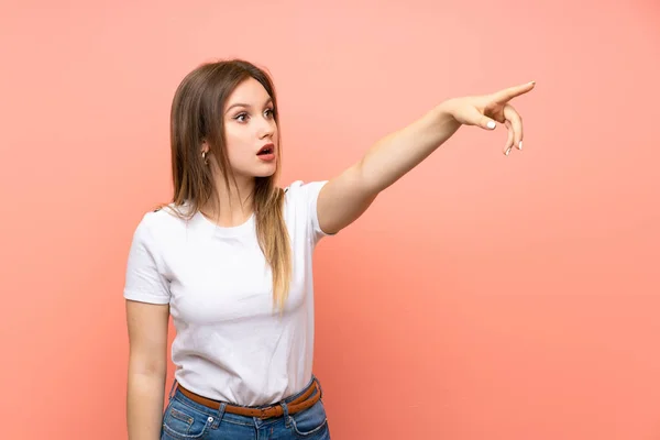 Adolescente Chica Sobre Aislado Rosa Pared Apuntando Lejos — Foto de Stock