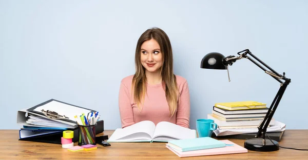 Teenager Student Mädchen Sie Zimmer Standing Und Looking Bis Die — Stockfoto