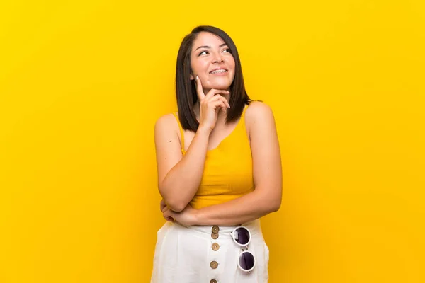 Mladá Mexická Žena Izolovaném Žlutém Pozadí Uvažuje Myšlence Při Pohledu — Stock fotografie