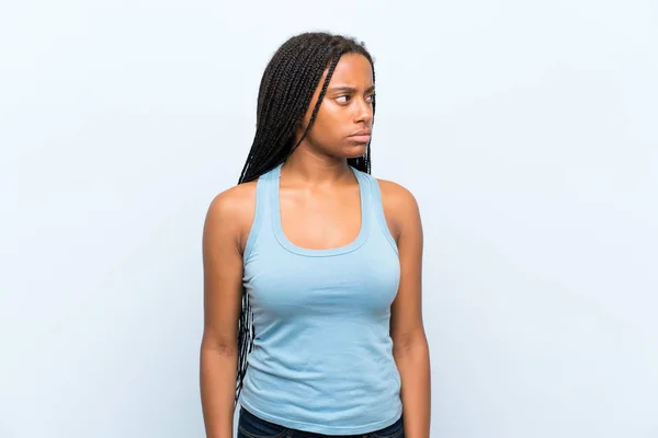 Afroamerikai Tinédzser Lány Hosszú Fonott Hajú Elszigetelt Kék Háttér Látszó — Stock Fotó