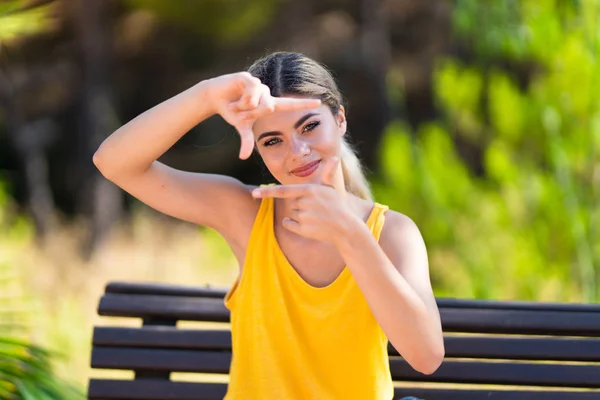 Tonåring Student Flicka Utomhus Fokus Ansikte Inramnings Symbol — Stockfoto