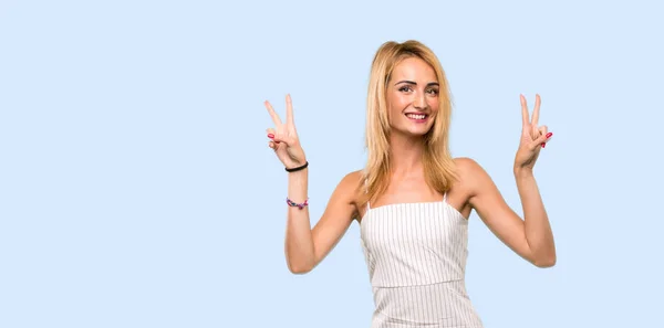 Junge Blonde Frau Zeigt Siegeszeichen Mit Beiden Händen Vor Isoliertem — Stockfoto