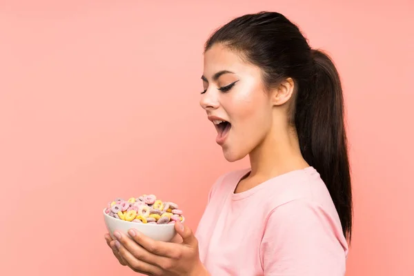 Tiener Meisje Ontbijten Granen Geïsoleerde Roze Muur — Stockfoto