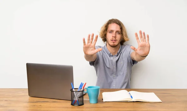 Homem Loiro Com Laptop Fazendo Parar Gesto Decepcionado — Fotografia de Stock