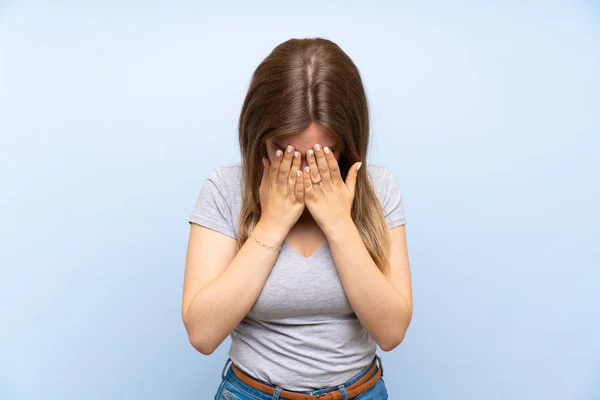 Ragazza Adolescente Oltre Isolato Muro Blu Con Espressione Stanca Malata — Foto Stock