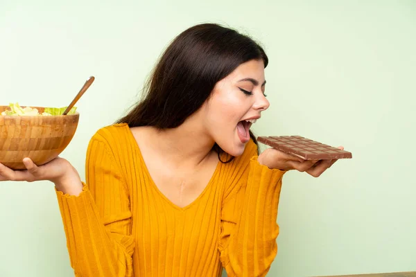 Teenagerka Salátem Čokoládkou — Stock fotografie