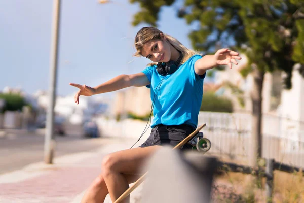 Подросток Скейтом Открытом Воздухе Представляет Приглашает Прийти Рукой — стоковое фото