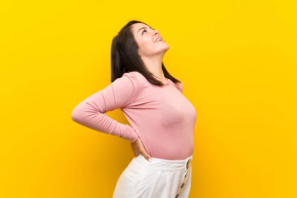 Jovem Mexicana Sobre Fundo Amarelo Isolado Sofrendo Dor Nas Costas — Fotografia de Stock