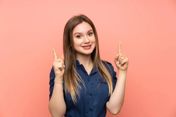 Ragazza Adolescente Isolato Sfondo Rosa Che Indica Una Grande Idea — Foto Stock