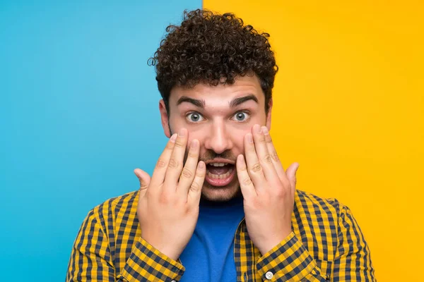 Homem Com Cabelo Encaracolado Sobre Parede Colorida Com Expressão Facial — Fotografia de Stock