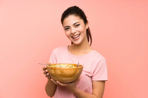 Menina Adolescente Feliz Sobre Parede Rosa Isolada Com Salada — Fotografia de Stock