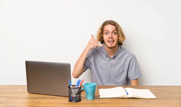 Ξανθός Άνθρωπος Ένα Laptop Κάνοντας Χειρονομία Τηλέφωνο Καλέστε Πίσω Πινακίδα — Φωτογραφία Αρχείου