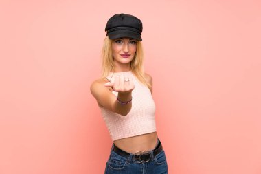 El ile gelmek için davet şapka ile genç sarışın kadın. Geldiğin için mutluyum.