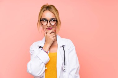 Genç sarışın doktor kadın düşünme bir fikir