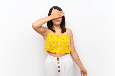 Genç Meksikalı kadın izole duvar üzerinde elleri ile gözleri kaplayan. Bir şey görmek istemiyorum