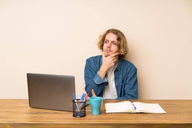 Bir laptop düşünme bir fikir ile sarışın adam