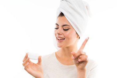 Nemlendirici ile izole beyaz arka plan üzerinde Genç kız