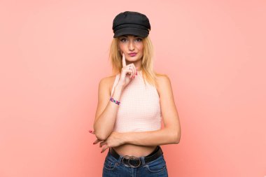 Şapka ile genç sarışın kadın ön bakıyor