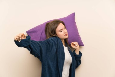 Izole arka plan ve esneme üzerinde pijama genç kız