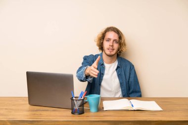 İyi bir anlaşma sonra bir laptop el sallama ile sarışın adam