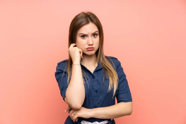 Teenager Dívka Přes Izolované Růžové Pozadí Pochybnostmi — Stock fotografie