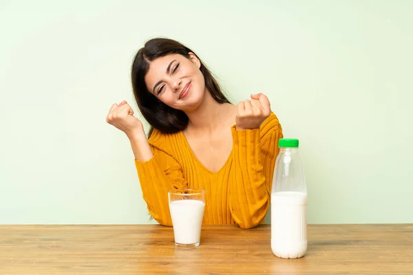 Lucky Teenager Girl Having Breakfast Milk — Stock Photo, Image