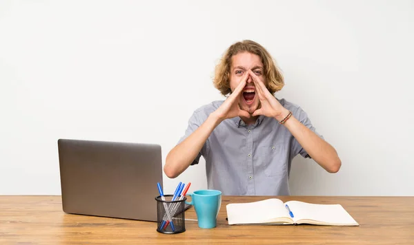 Homem Loiro Com Laptop Gritando Anunciando Algo — Fotografia de Stock