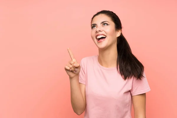 Ragazza Adolescente Isolato Sfondo Rosa Toccando Sullo Schermo Trasparente — Foto Stock