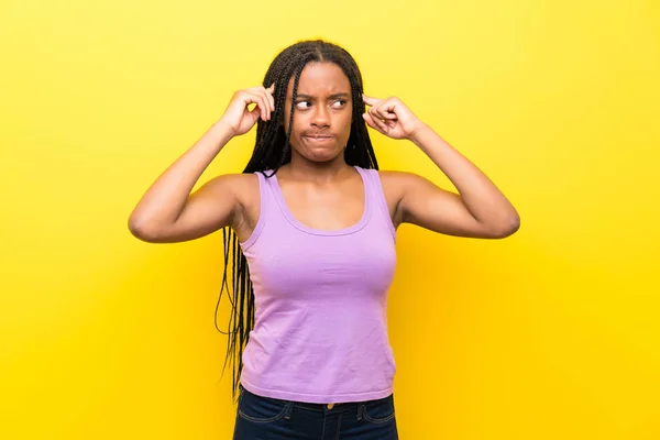 African American Teenager Girl Long Braided Hair Isolated Yellow Wall — Stock Photo, Image