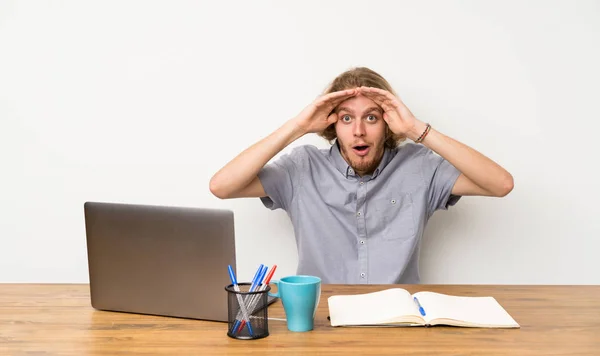 Homem Loiro Com Laptop Com Expressão Surpresa — Fotografia de Stock