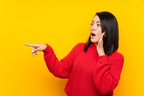 Giovane Donna Messicana Con Maglione Rosso Sul Muro Giallo Che — Foto Stock