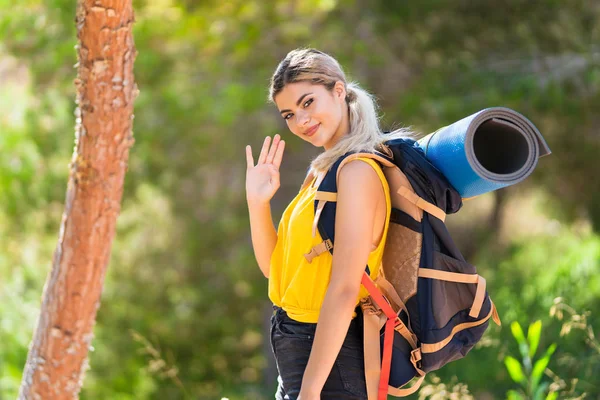 Adolescente Chica Senderismo Aire Libre —  Fotos de Stock